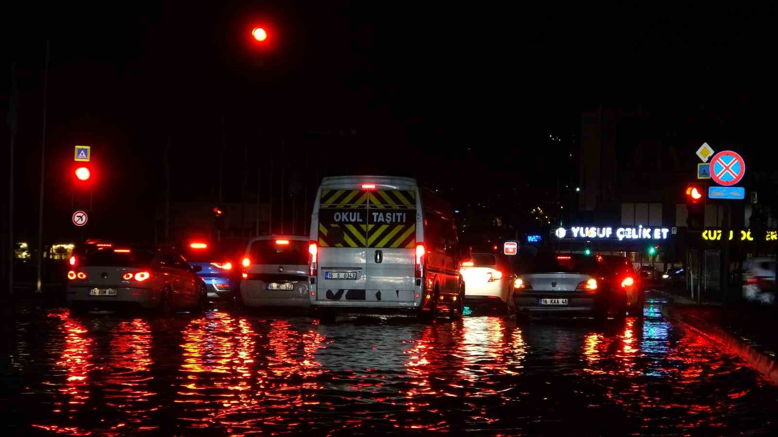 Bursa’da sağanak yağış hayatı olumsuz etkiledi