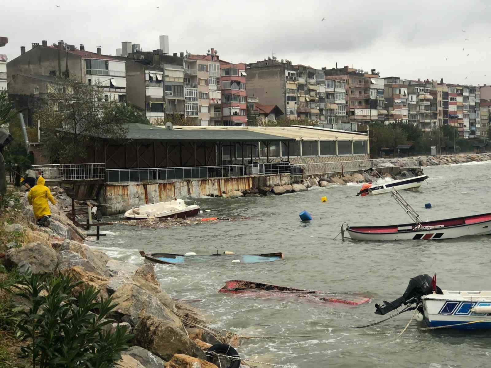 Bursa’da yaşanan fırtına sonrası tekneler alabora oldu