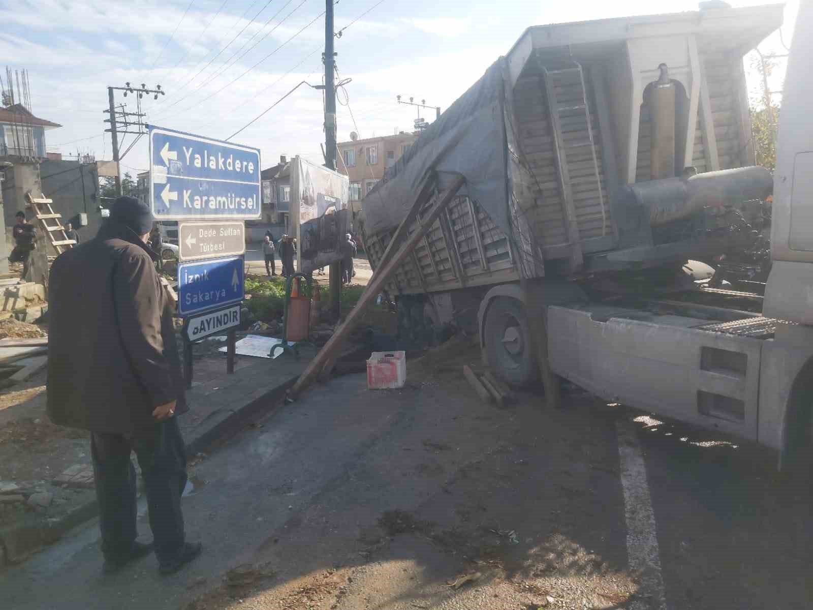 25 tonluk tır kanala düştü