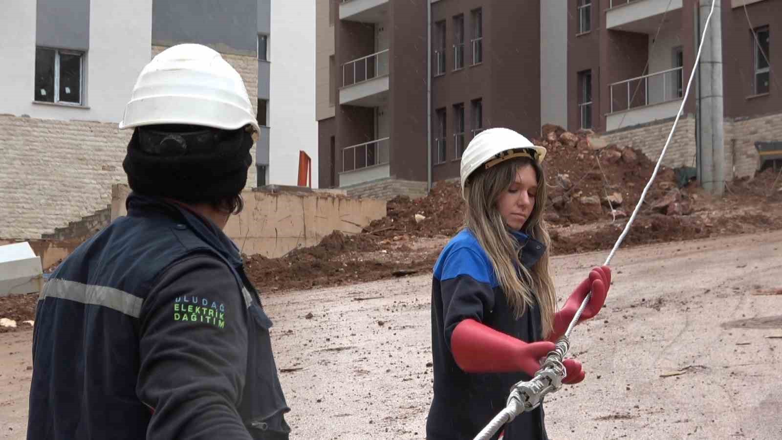 UEDAŞ ekipleri, lodosun sebep olduğu elektrik kesintileri için aralıksız çalışıyor