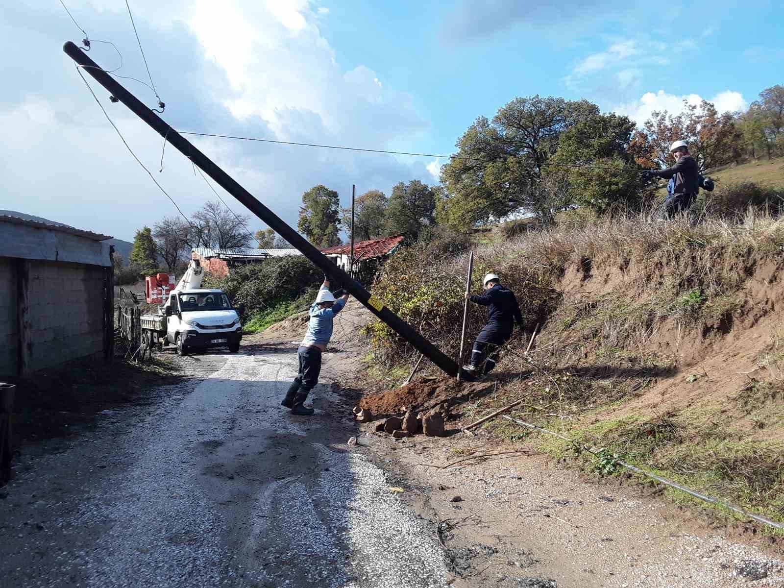 UEDAŞ ekipleri, lodosun sebep olduğu elektrik kesintileri için aralıksız çalışıyor