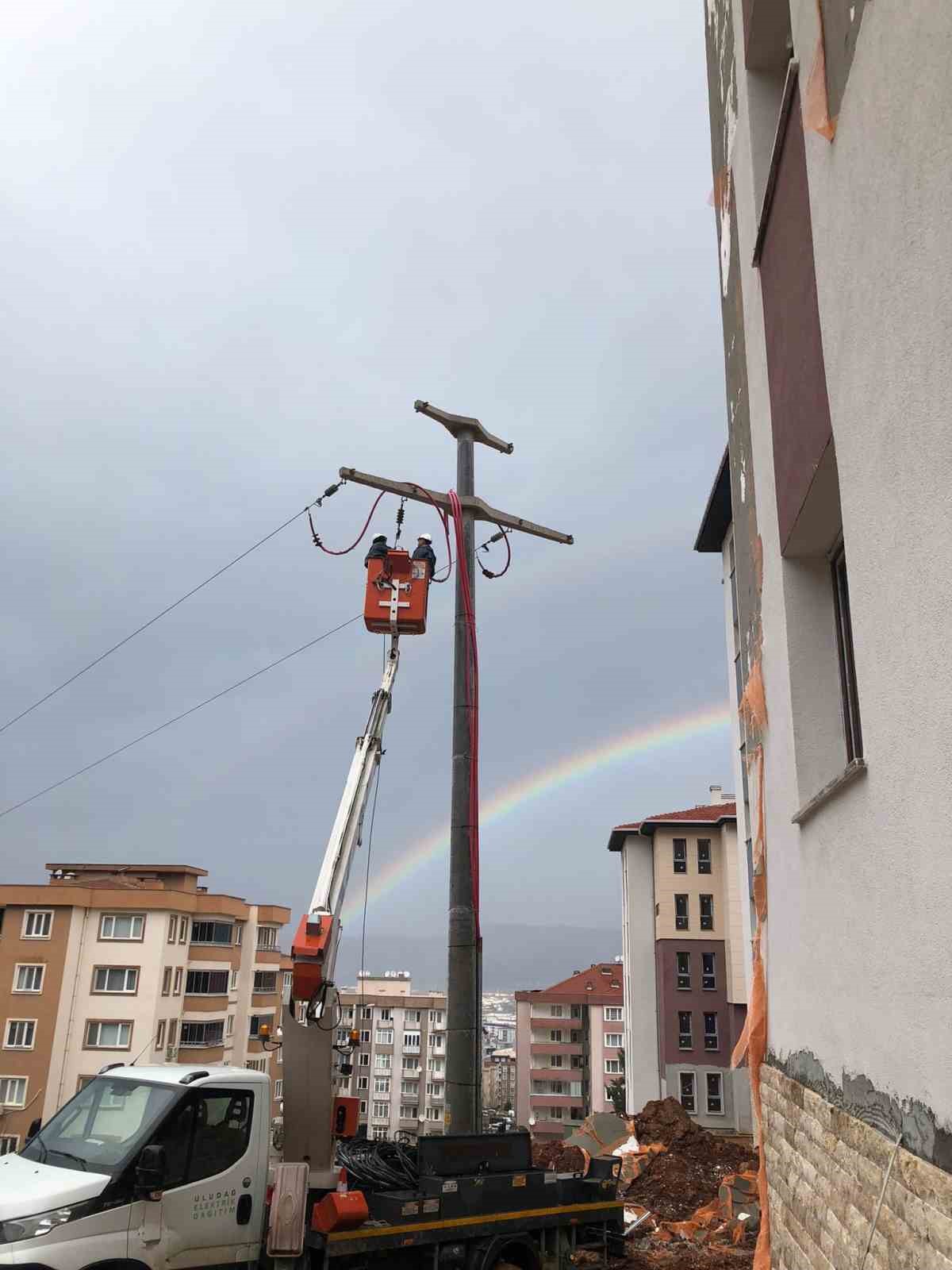 UEDAŞ ekipleri, lodosun sebep olduğu elektrik kesintileri için aralıksız çalışıyor