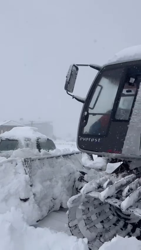 Uludağ’da zor anlar...Kimisi zıplayarak kurtulmaya çalıştı, kimisini kar küreme aracı sürükledi