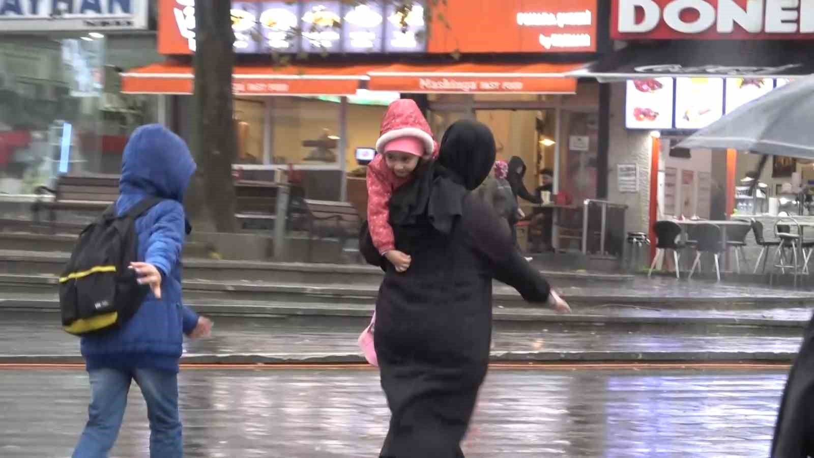 Bursa’da sağanak yağış etkili oldu, yarın kar geliyor