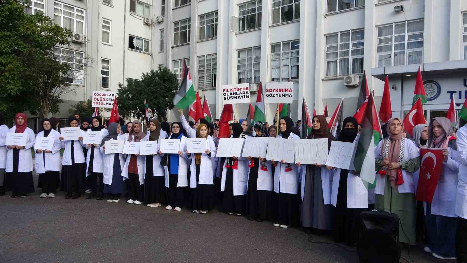 Doktorlar ve tıp öğrencileri Gazze’deki hastane katliamına isyan etti