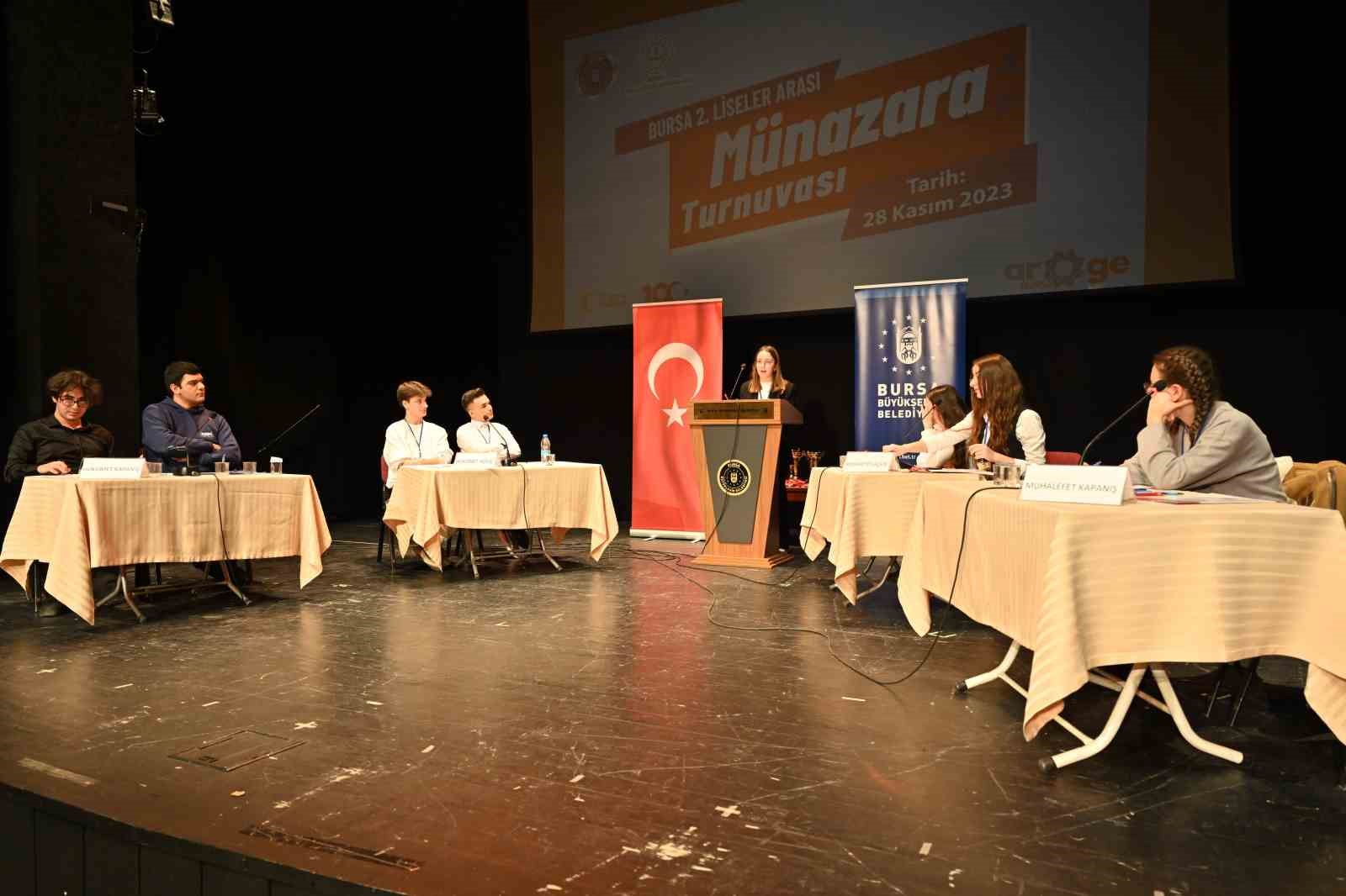 Bursa’da münazarada fikirler yarıştı