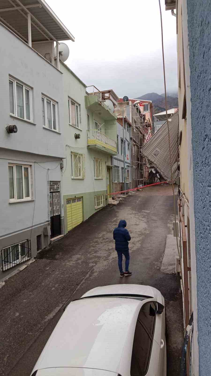 Bursa’da fırtına ve sağanak sebebiyle denizle karayolu birleşti