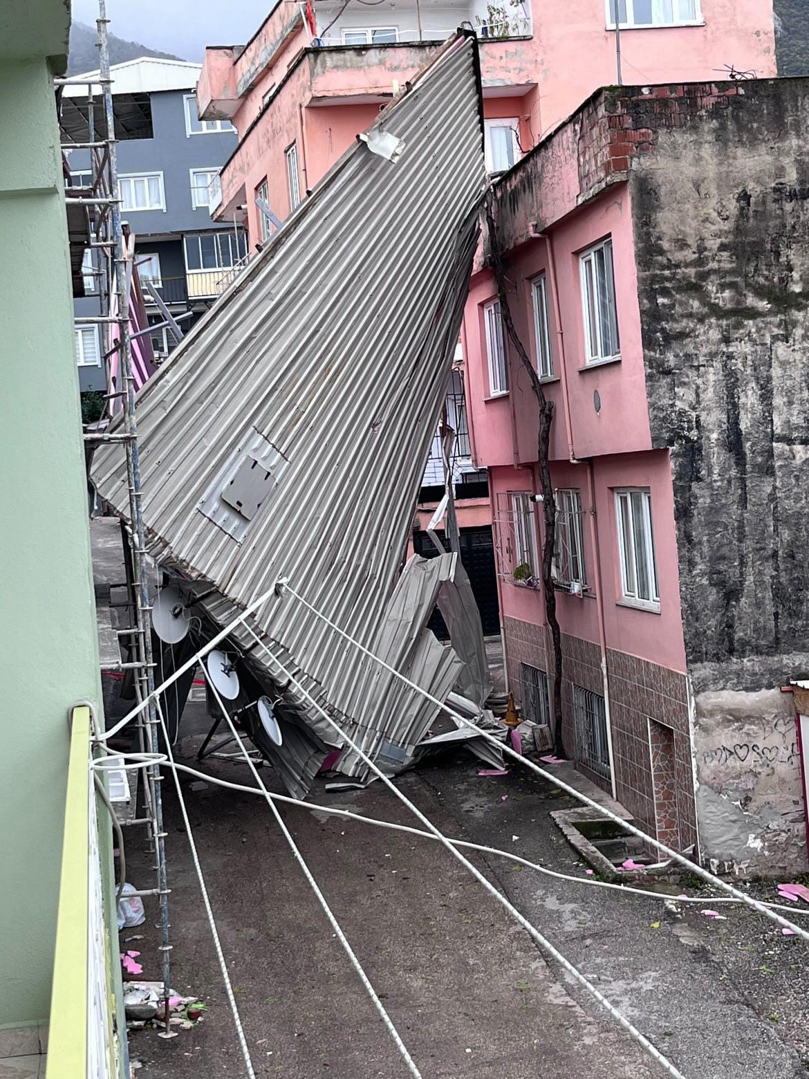 Bursa’da fırtına ve sağanak sebebiyle denizle karayolu birleşti