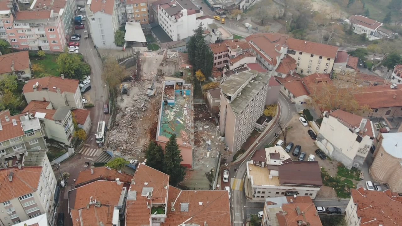 Bursa’daki deprem sonrası yetkililer harekete geçti, tarihi okul yıkılıyor