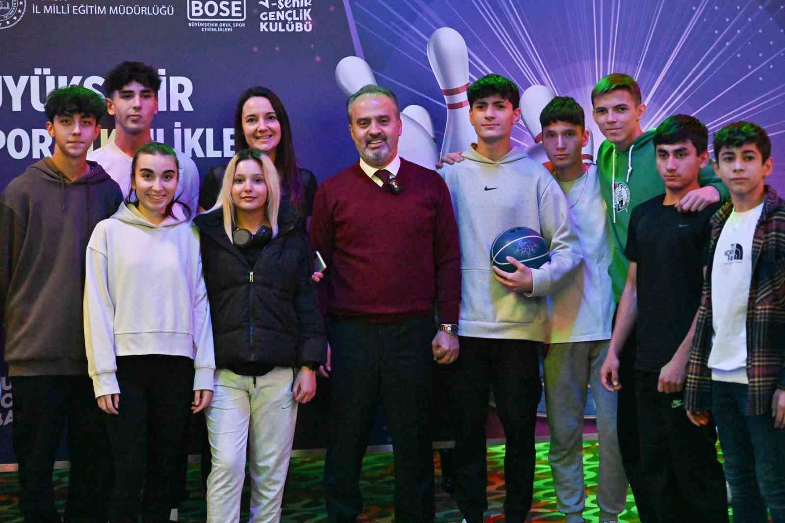 Bursa’da liseliler bowlingle stres atıyor