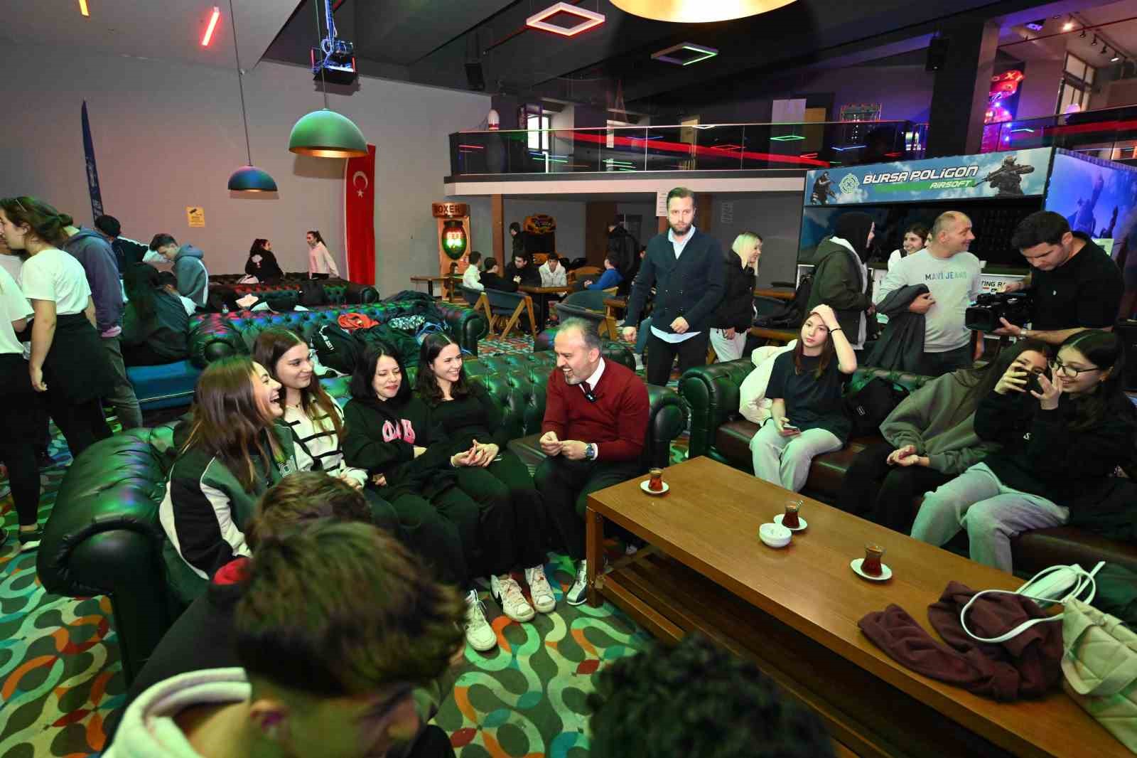 Bursa’da liseliler bowlingle stres atıyor