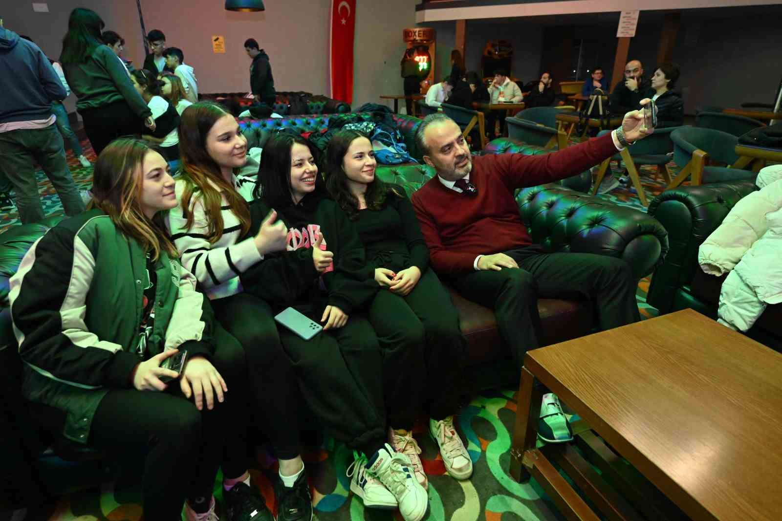 Bursa’da liseliler bowlingle stres atıyor