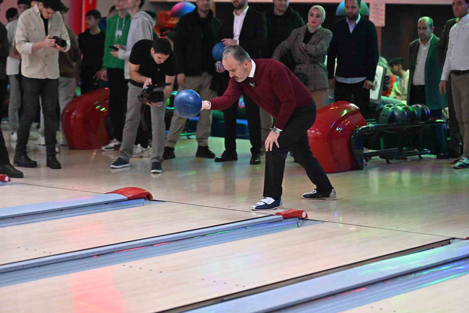 Bursa’da liseliler bowlingle stres atıyor