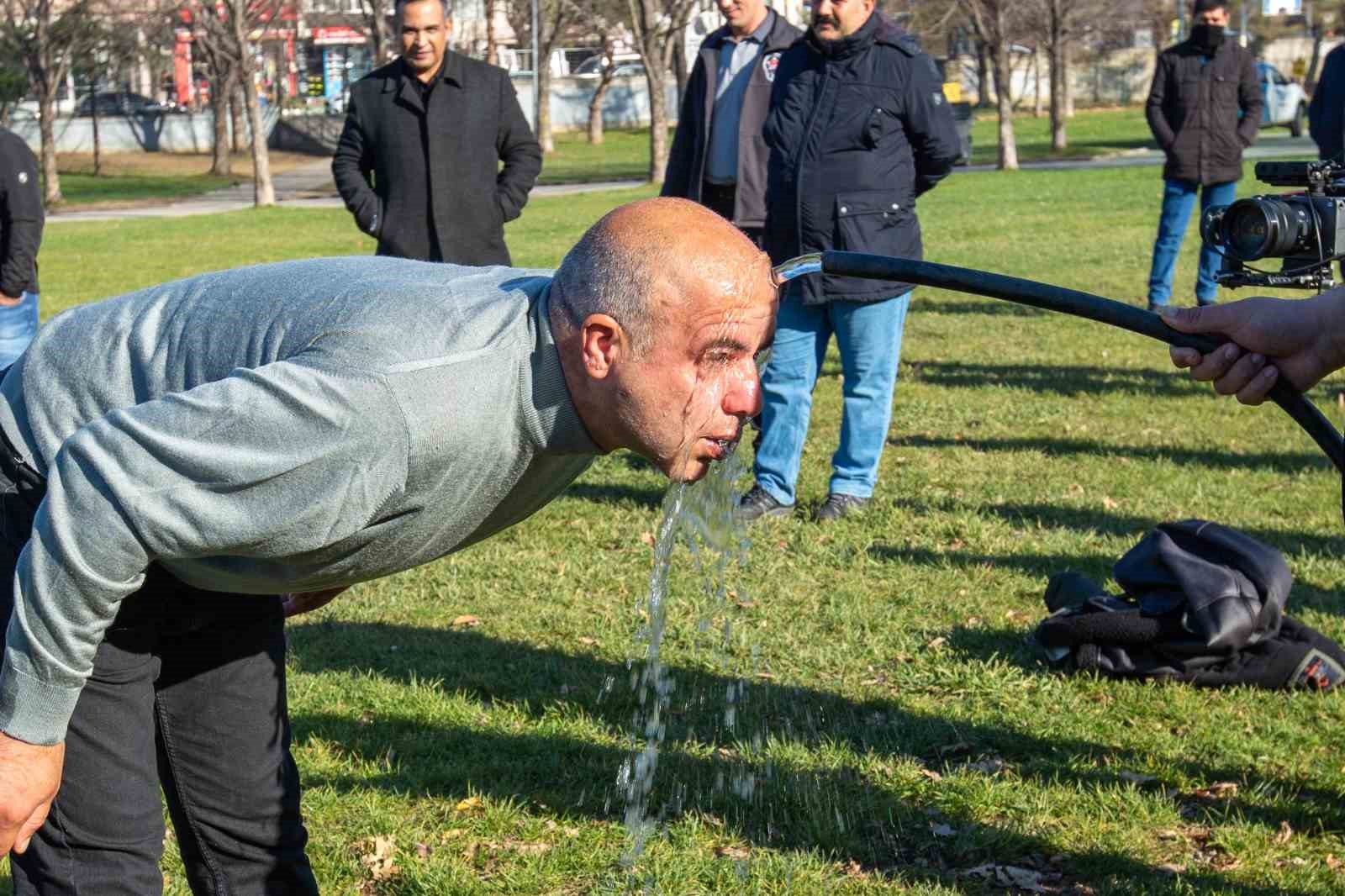 Biber gazının etkisini önce kendileri test etti