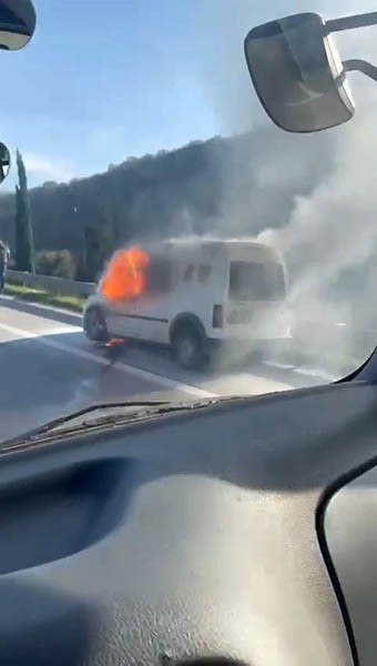 Kamyonet yol ortasında alev topuna döndü