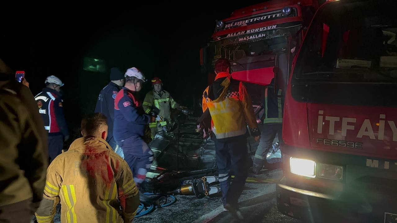 Otomobil iki tırın arasında sıkıştı: 1 ölü, 1 yaralı