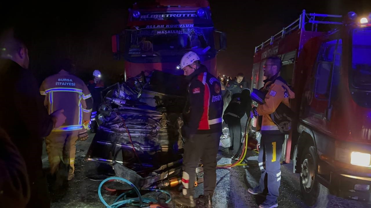 Otomobil iki tırın arasında sıkıştı: 1 ölü, 1 yaralı