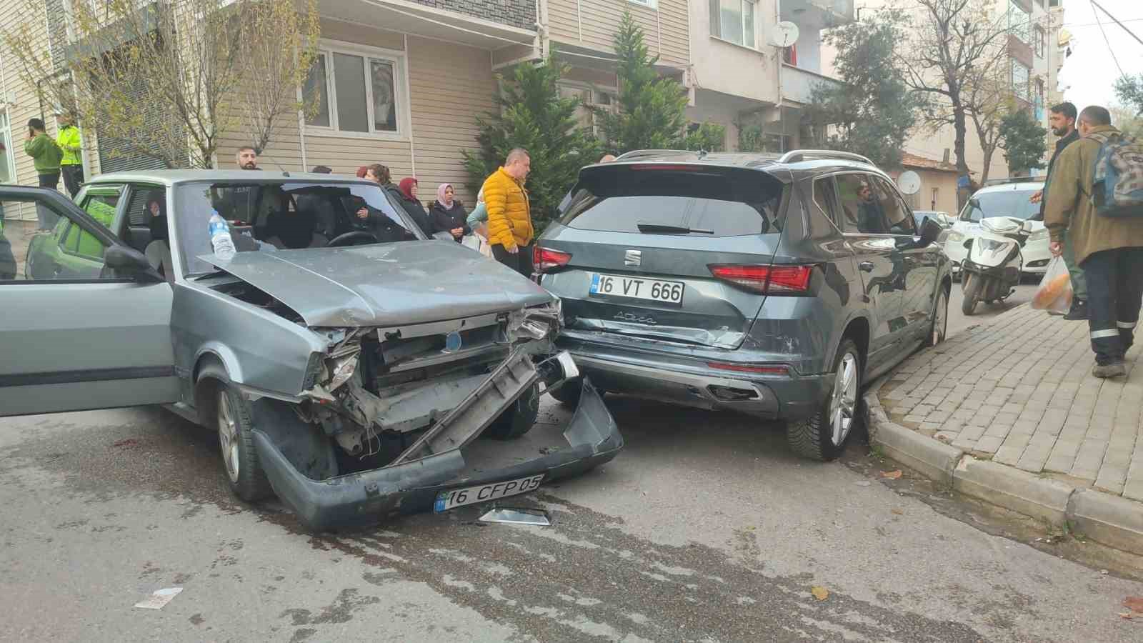 Freni boşalan otomobil park halindeki araca çarptı: 2 yaralı