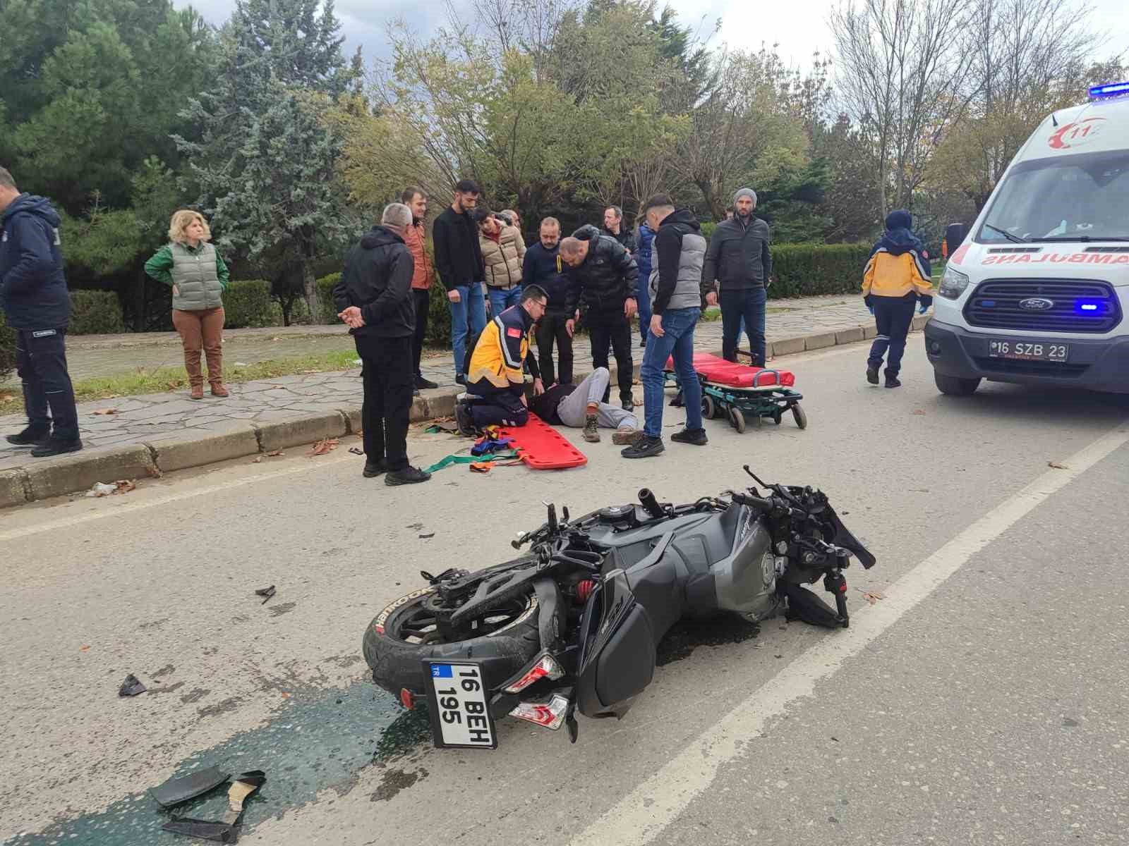 Motosiklet ticari taksi ile çarpıştı: 2 yaralı