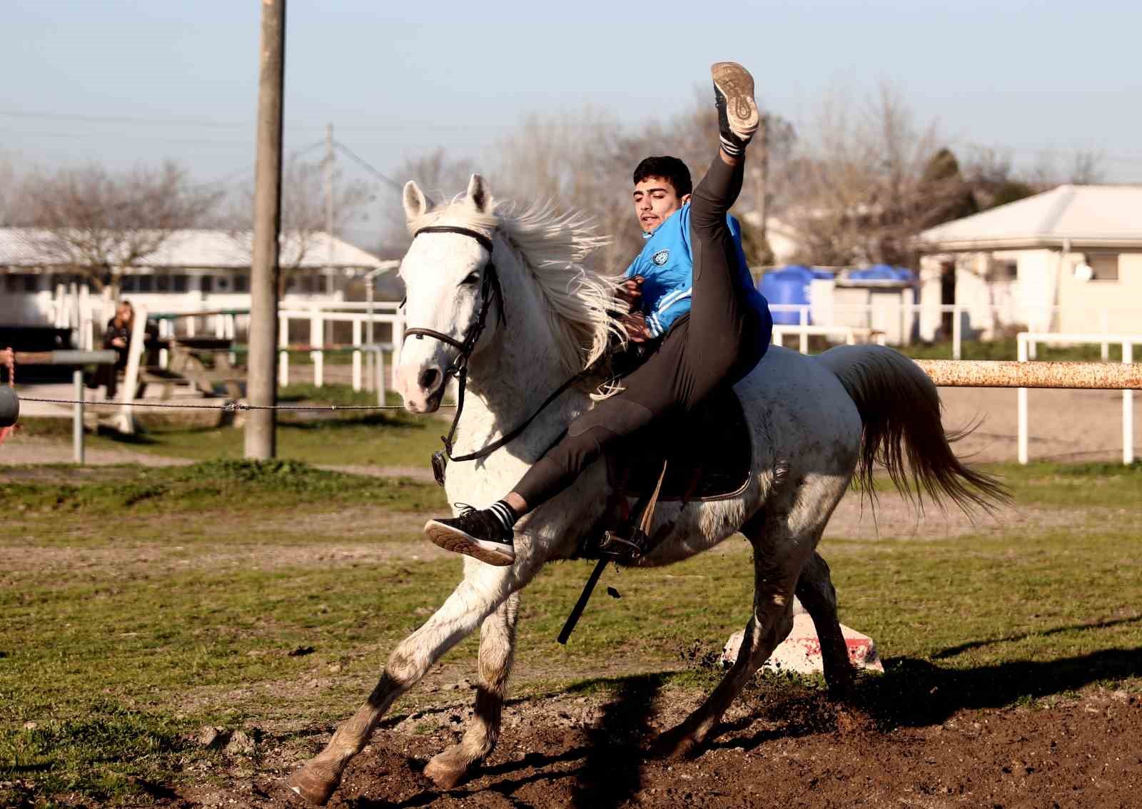 At üzerinde yaptığı tehlikeli hareketlerle yürekleri ağza getiriyor