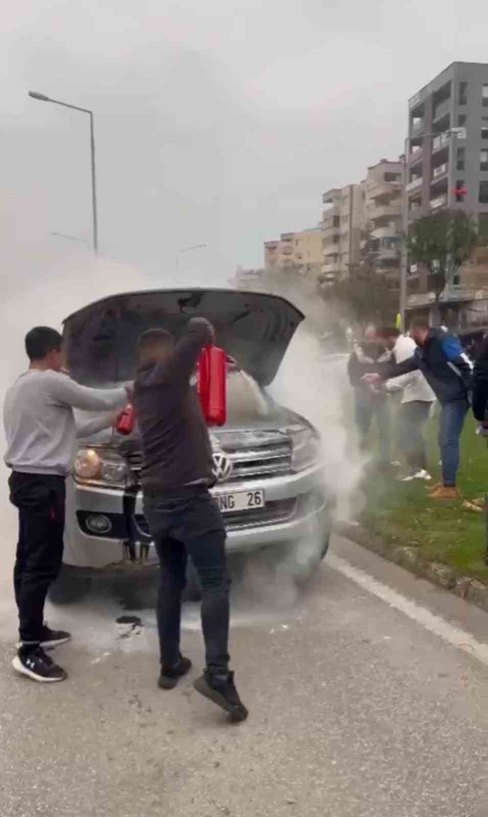 Seyir halindeki araç alev aldı