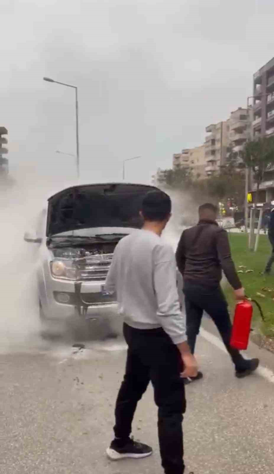 Seyir halindeki araç alev aldı