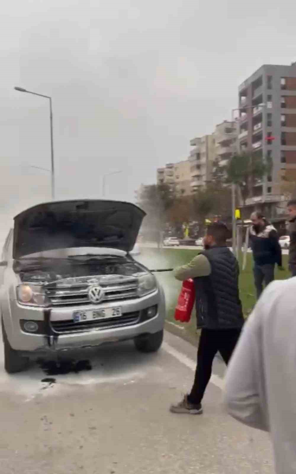 Seyir halindeki araç alev aldı