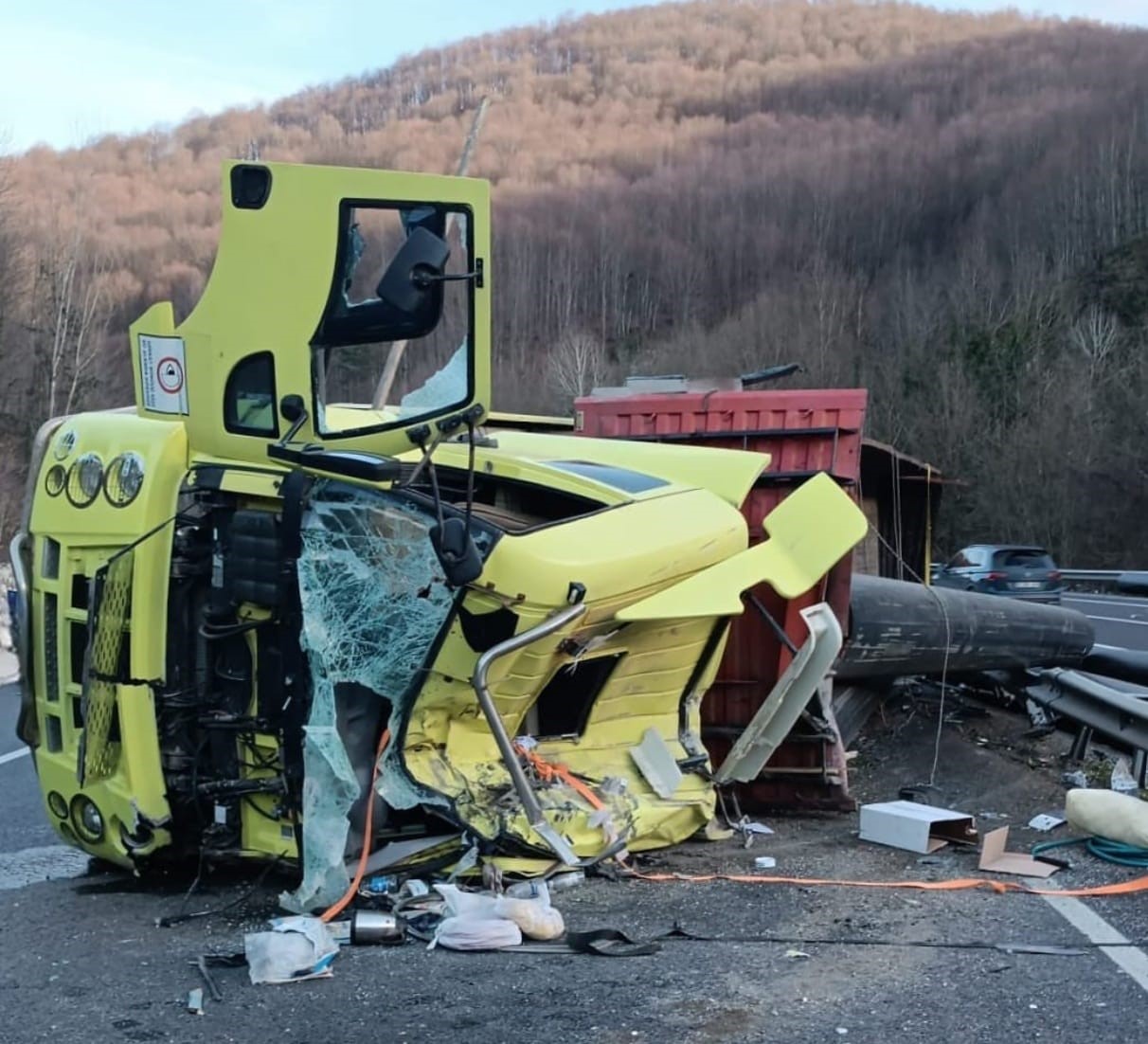 Bursa’da boru yüklü tır devrildi: 1 yaralı