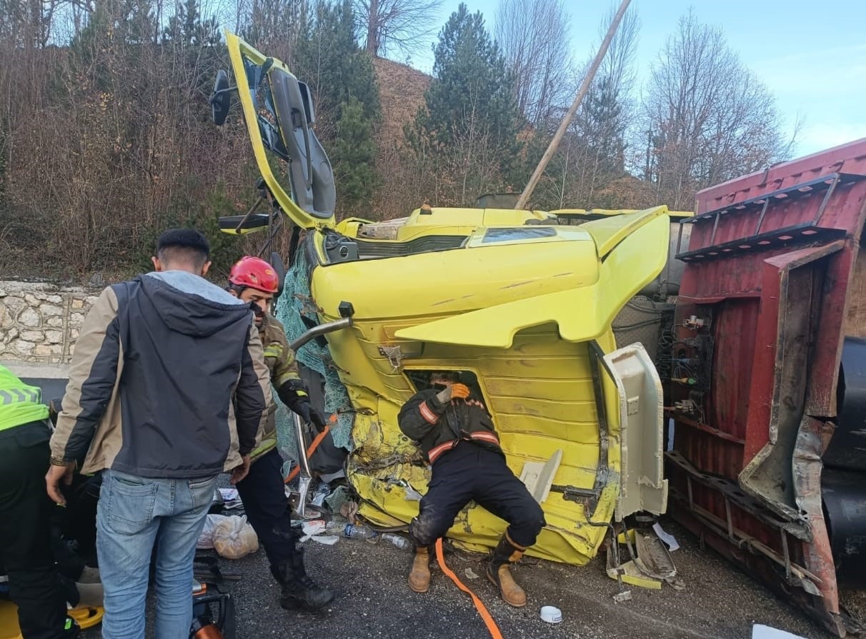 Bursa’da boru yüklü tır devrildi: 1 yaralı