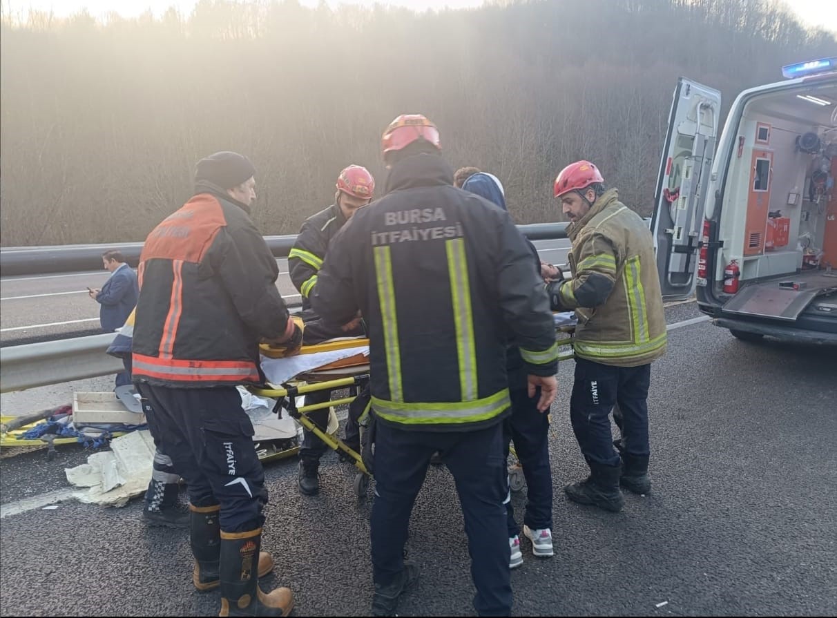 Bursa’da boru yüklü tır devrildi: 1 yaralı