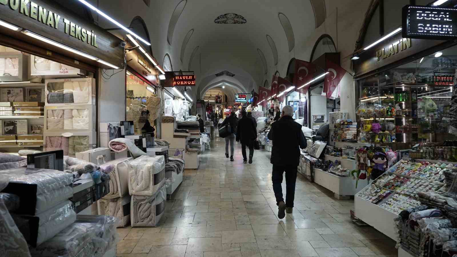 (Özel) Bursa’da tarihi çarşının çatısındaki kurşun kaplamalar çalındı