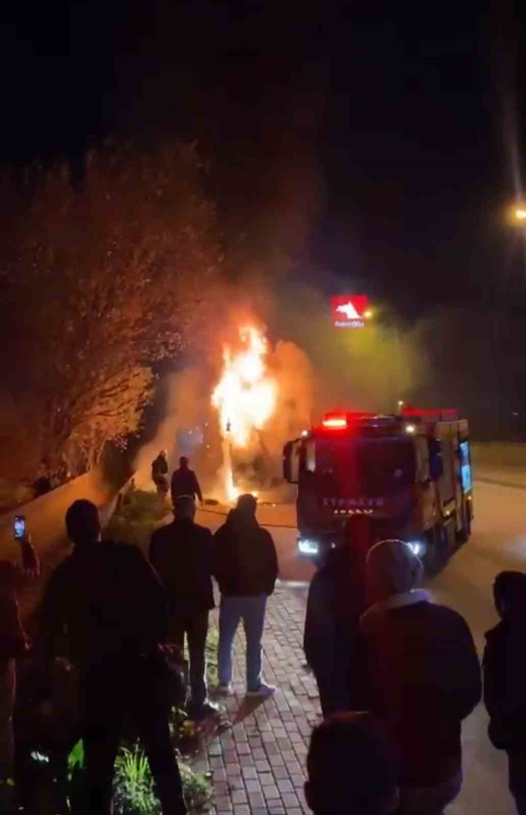 Seyir halindeki servis otobüsü alev alev yandı