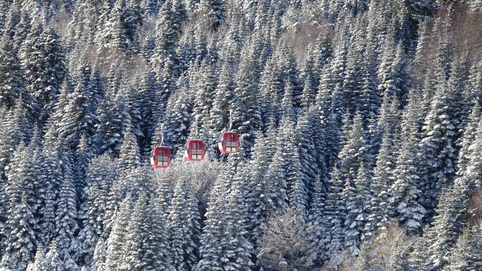 Uludağ’a kar yağdı, vatandaşlar tadını çıkardı