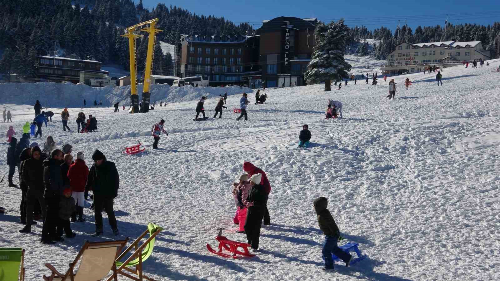 Uludağ’a kar yağdı, vatandaşlar tadını çıkardı