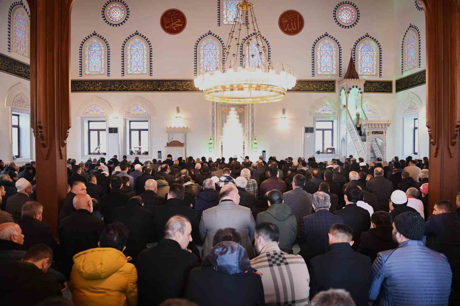 Hüdavendigâr Osmangazi Camii dualarla ibadete açıldı