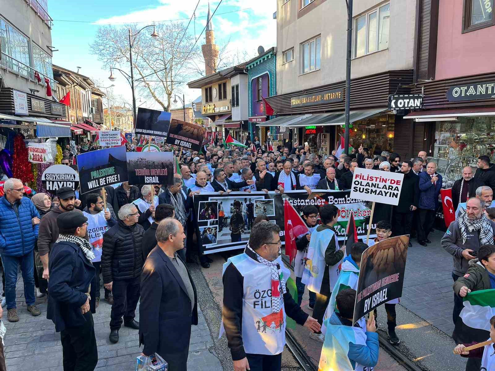 Bursa’da ‘Dünya İnsan Hakları Günü’ nedeniyle Filistin’e destek için binlerce kişi yürüdü