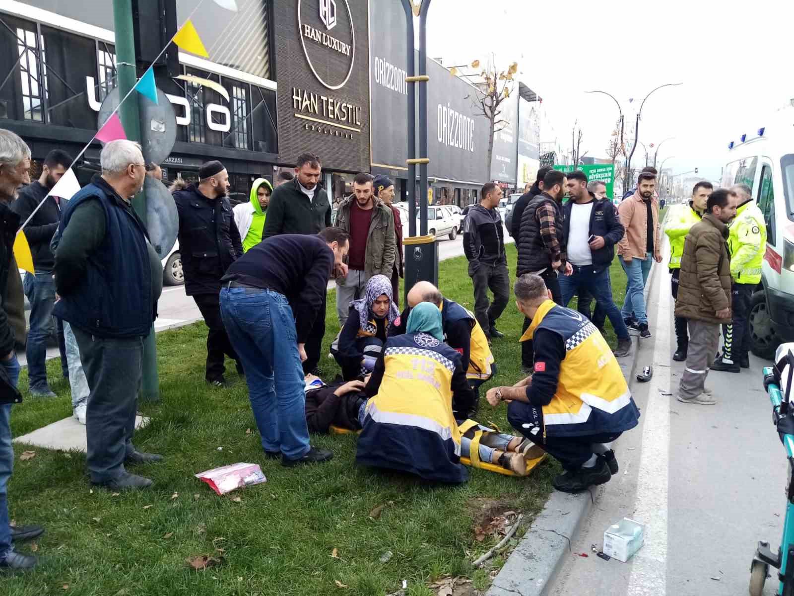 Kaza anı kamerada...Otomobil ile çarpışan motosikletteki 2 genç yaralandı