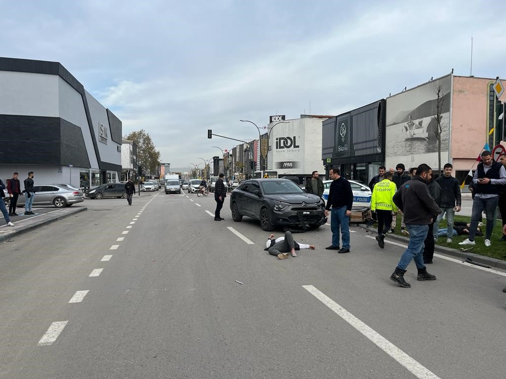 Kaza anı kamerada...Otomobil ile çarpışan motosikletteki 2 genç yaralandı