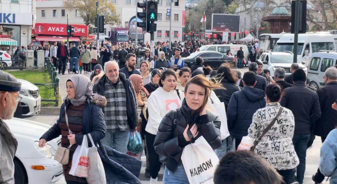 Bursa’da etkili rüzgar vatandaşlara zor anlar yaşattı