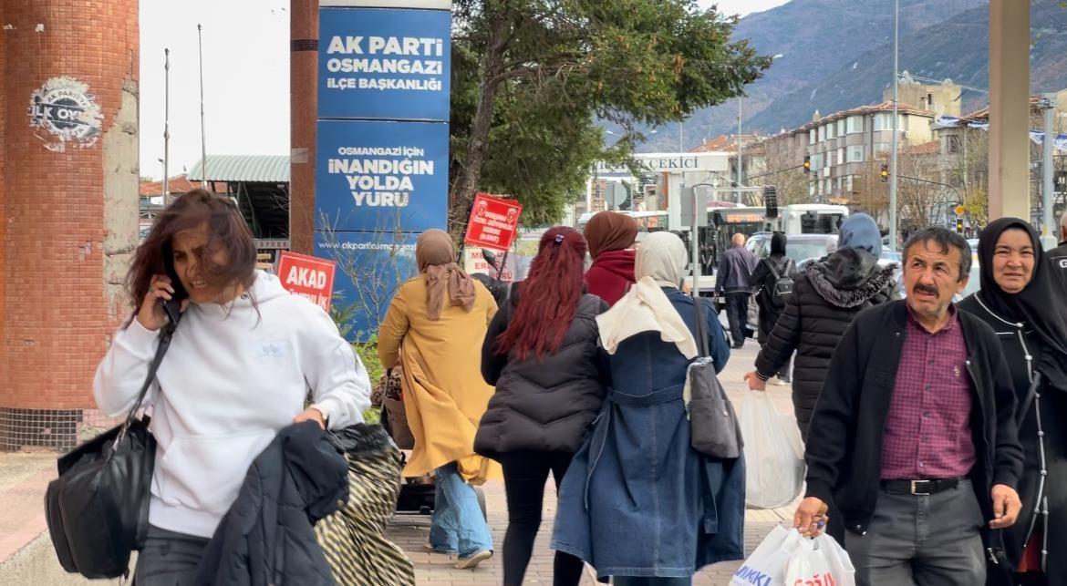 Bursa’da etkili rüzgar vatandaşlara zor anlar yaşattı