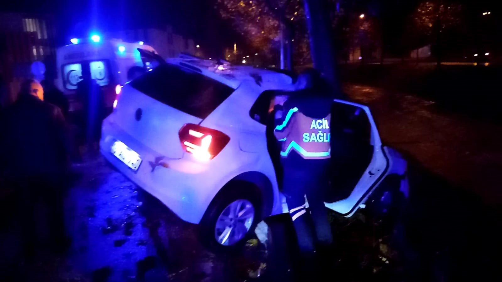 16 yaşındaki genç babasından habersiz otomobili kaçırdı, sonu hastanede bitti