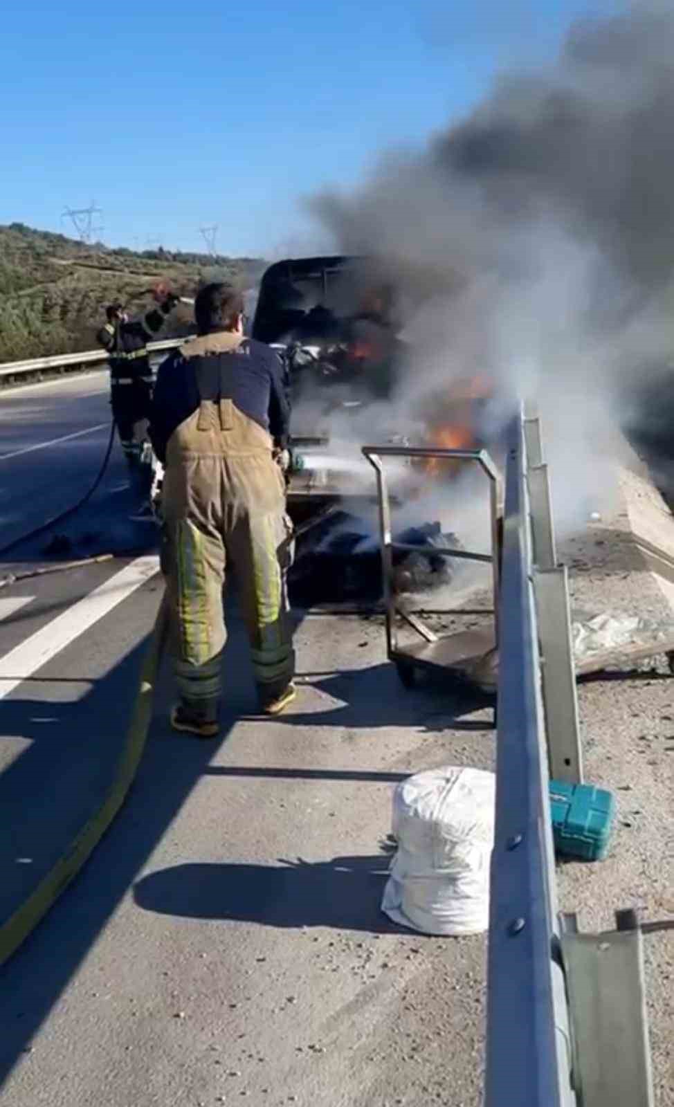 Seyir halindeki araçlar alev alev yandı