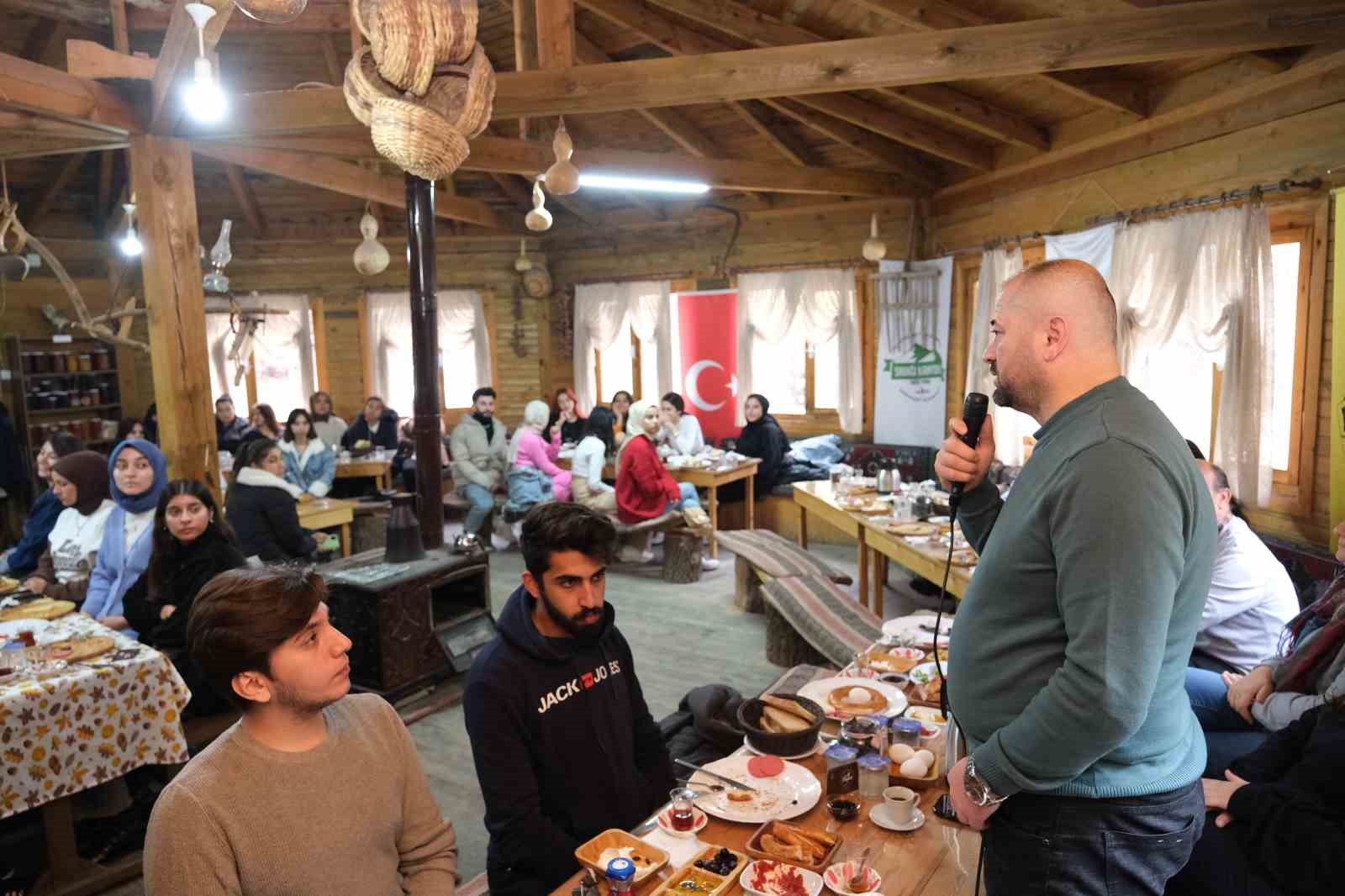 Orhaneli Belediye Başkanı Ali Aykurt, üniversite öğrencileri ile buluştu