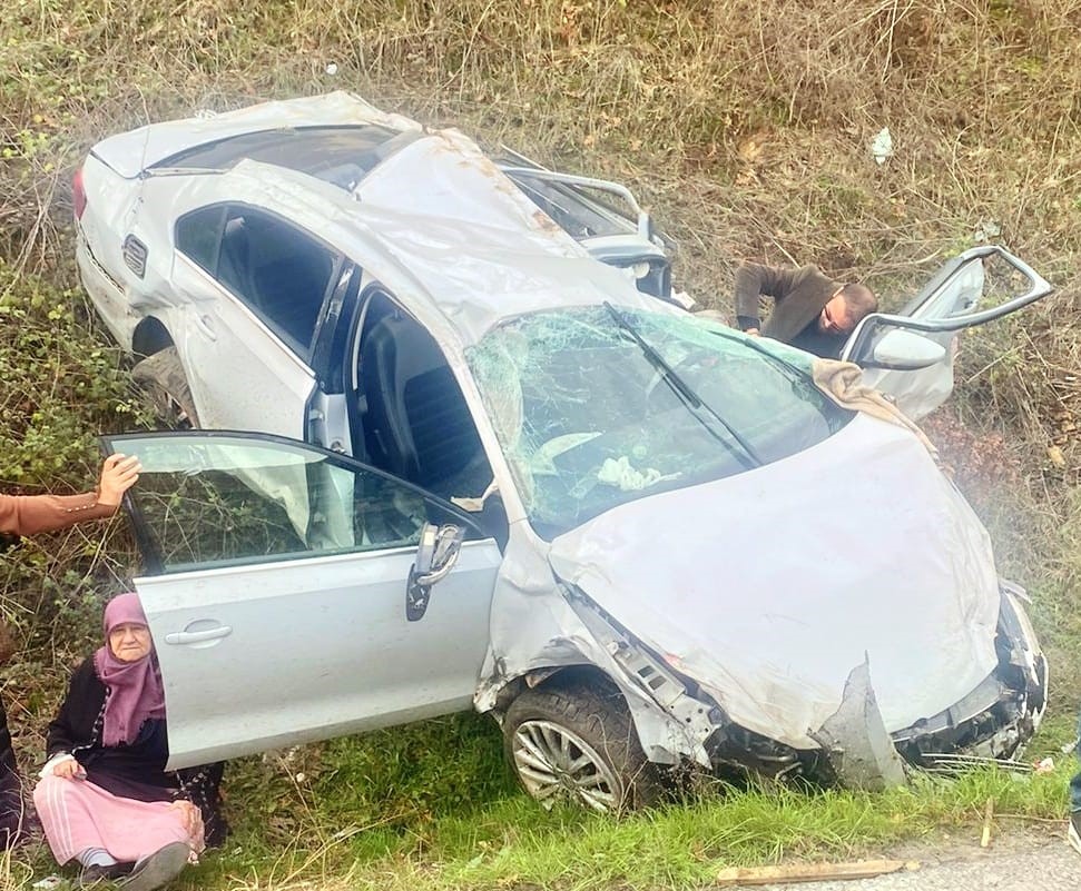 Bursa’da tırla çarpışan otomobil şarampole uçtu, 2 kişi yaralandı