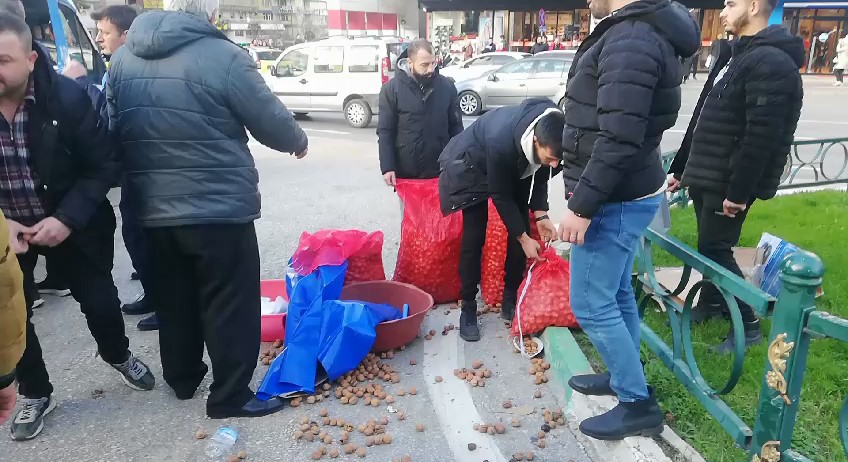 Zabıta izinsiz ceviz ve kestane satan seyyar satıcılara göz açtırmadı