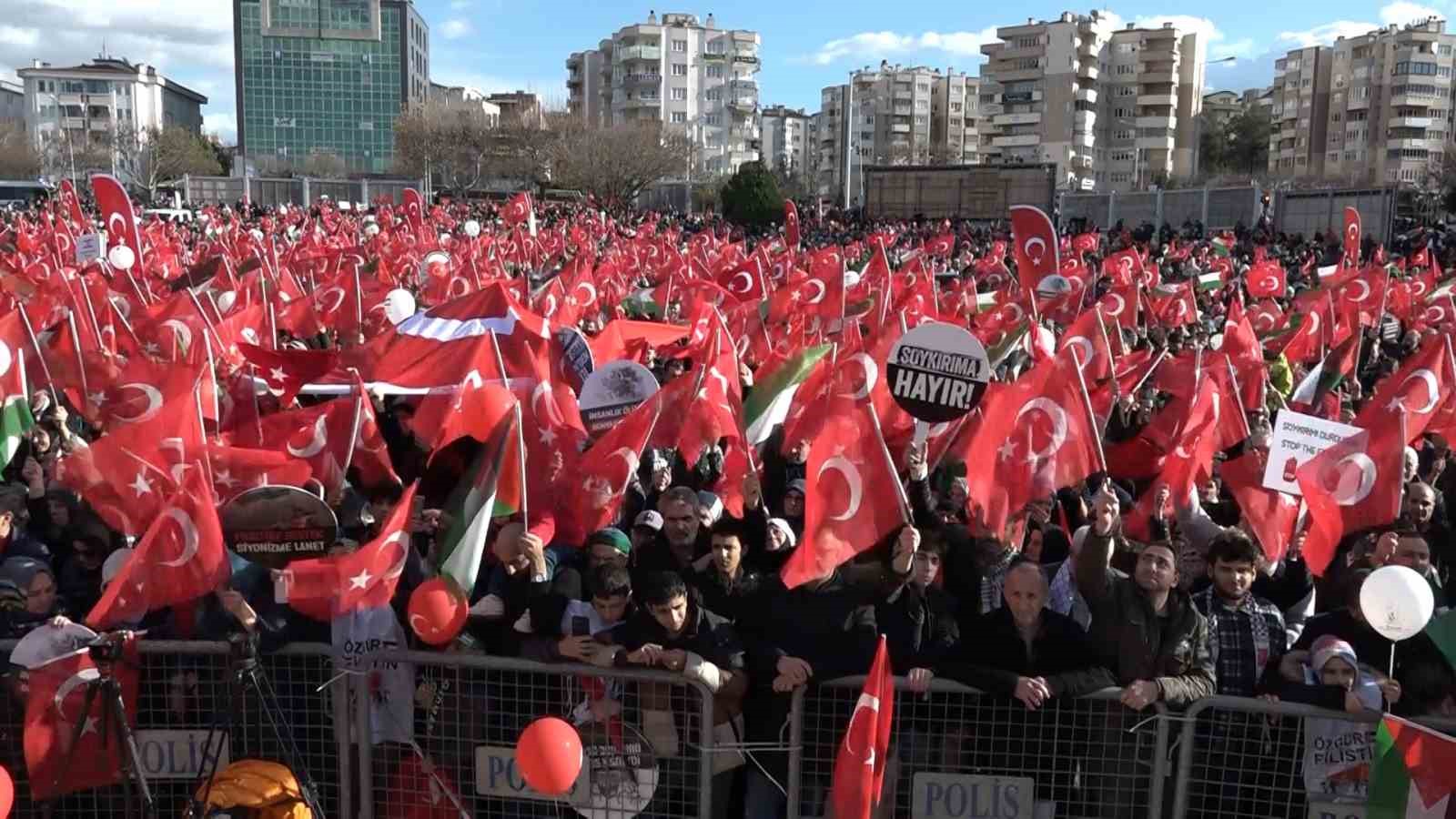 Binler Filistin ve şehitler için yürüdü