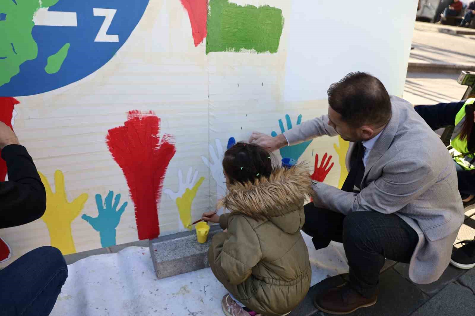 Boya fırçalarıyla Filistin’deki saldırılara dikkat çektiler