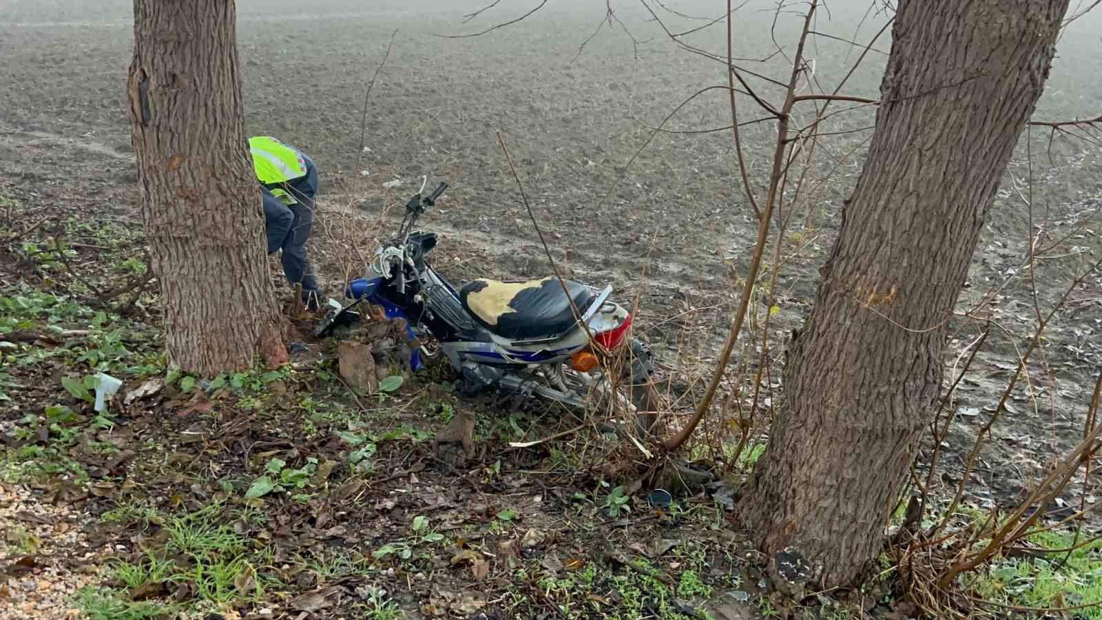 Devrilen direğe çarpan motosikletin sürücüsü yaralandı