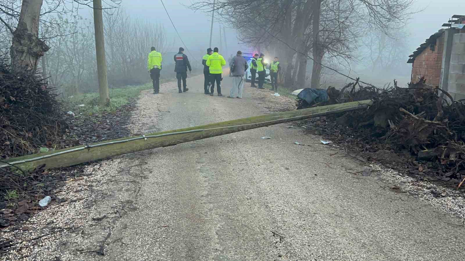 Devrilen direğe çarpan motosikletin sürücüsü yaralandı