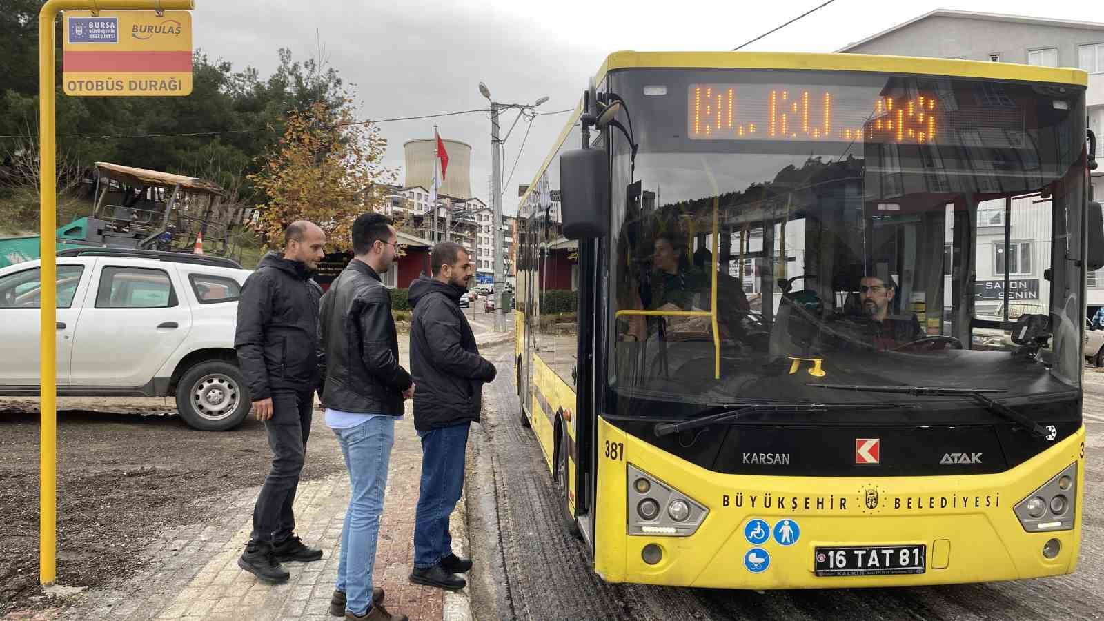 (Özel) Mahalleye 5 yıl sonra gelen otobüsü böyle karşıladılar